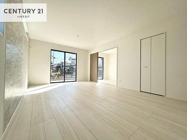 大きな窓からたっぷりの陽ざしが入る明るいリビング。開放感のあるリビングで家族団らんのくつろぎの時間を過ごせます!当日のご見学可能です!是非現地で陽当たりなどご体感くださいませ!