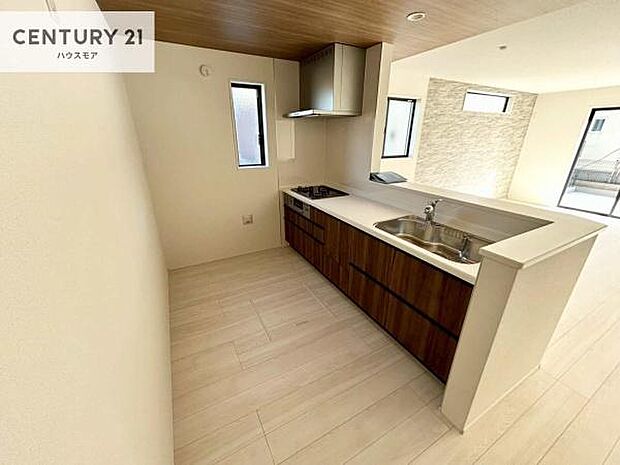 ゆとりある調理スペースで作業がしやすい快適なキッチンです!お子様と一緒にお菓子造りも楽しめる広々スペースです。楽しい調理時間になりそうですね!