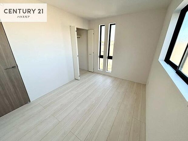 掃き出し窓がないお部屋は、お子様のお部屋としても安心です!収納スペースも充実しているので散らかったお部屋をサッと片付けられます!