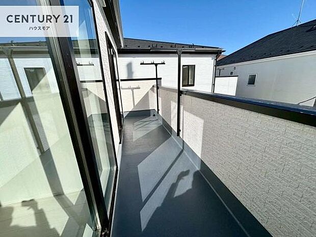 広々としているバルコニーです!お洗濯物を干すのはもちろん風に当たりながらくつろぎタイムが送れます!