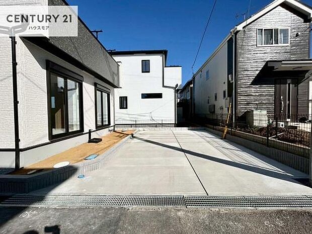 駐車スペースは2台分あります!セカンドカーはもちろん、バイクや自転車なども置き場所に困りません。