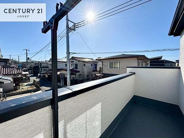 晴れた日には青い空を見渡せる開放的な時間を楽しめます。気持ちの良い風が通り抜ける街並みです!