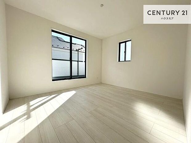 バルコニーに面している洋室です。明るく温もりがあり、換気もしっかりできます!朝起きて、外に出て背伸びをしつつ深呼吸をし良い朝を迎え入れることができます。