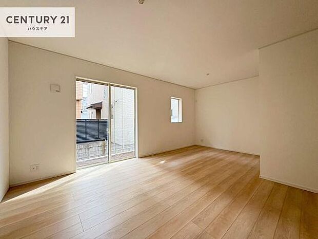 優しい陽だまりがリビングを包んでくれて居心地の良い空間を演出してくれます!くつろぎの時間を過ごせます!