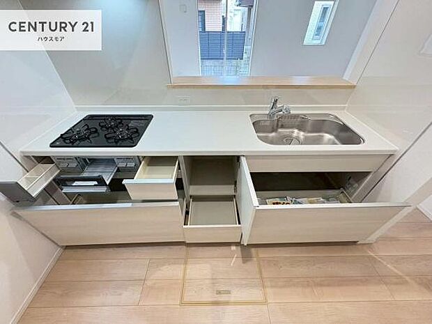 収納力の高いシステムキッチンで、調理器具や食器もすっきり片付き、広々とした空間で快適に料理が楽しめます。