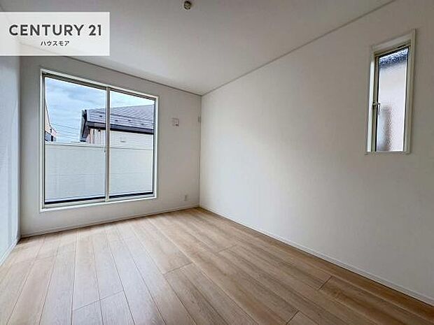 バルコニーに面している洋室です。明るく温もりがあり、換気もしっかりできます!朝起きて、外に出て背伸びをしつつ深呼吸をし良い朝を迎え入れることができます。