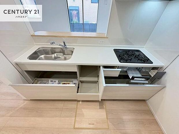 収納力の高いシステムキッチンで、調理器具や食器もすっきり片付き、広々とした空間で快適に料理が楽しめます。