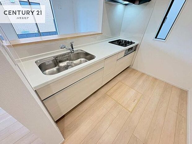 大人気の対面式システムキッチンを採用しています!ご家族のコミュニケーションが自然と増える設計です。お子様にも目が届くので嬉しいですね!広々使えて快適で作業が進みます。