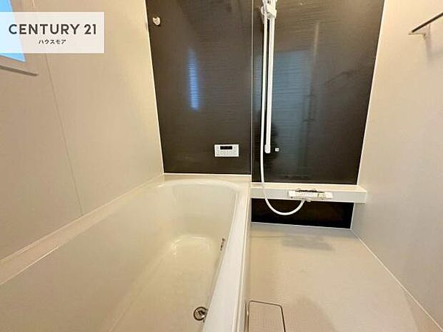 落ち着きある大人の雰囲気のバスルームは、味が出ていてバスタイムが充実!お仕事頑張っているご褒美にお好みの匂いの入浴剤を入れて、楽しんでみてはいかがでしょうか?