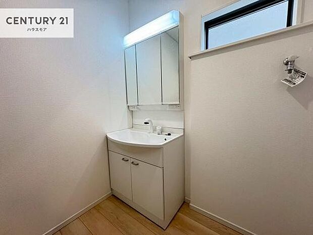 小窓付きの明るい洗面室です!湿気もすぐに入れ替えができて清潔に保つことができます!自然光が差し込むのでお化粧の仕上がりも良くなりますね!