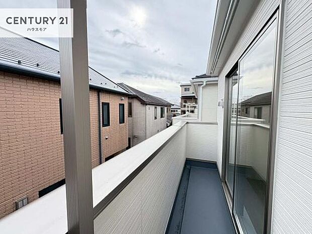 陽当たりの良いバルコニーで、お洗濯物もよく乾きそうですね!お天気の良い日にはバルコニーへ出てリフレッシュするのも気持ちよさそうです。