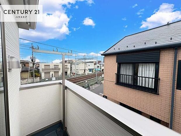 晴れた日には青い空を見渡せる開放的な時間を楽しめます。気持ちの良い風が通り抜ける街並みです!