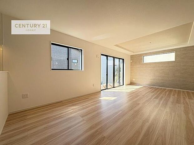 優しい陽だまりがリビングを包んでくれて居心地の良い空間を演出してくれます!くつろぎの時間を過ごせます!【現地販売会開催中】