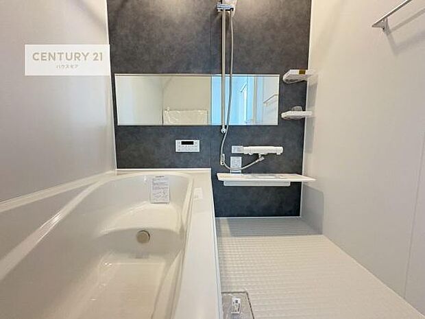 落ち着きある大人の雰囲気のバスルームは、味が出ていてバスタイムが充実!お仕事頑張っているご褒美にお好みの匂いの入浴剤を入れて、楽しんでみてはいかがでしょうか?【現地販売会開催中】