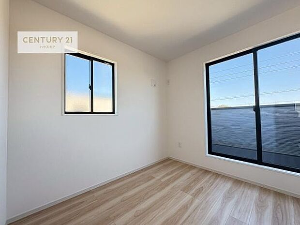 バルコニーに面している洋室です。明るく温もりがあり、換気もしっかりできます!朝起きて、外に出て背伸びをしつつ深呼吸をし良い朝を迎え入れることができます。【現地販売会開催中】