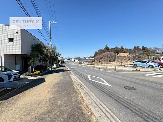 前面道路は16m!陽当り良好な立地です。車庫入れが苦手な方も安心ですね。【現地販売会開催中】
