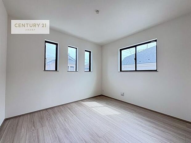 2面採光を確保した明るい室内は、風通しも良く、明るく大変居心地の良い空間となっております。リラックスして過ごせる心地の良いお部屋です!