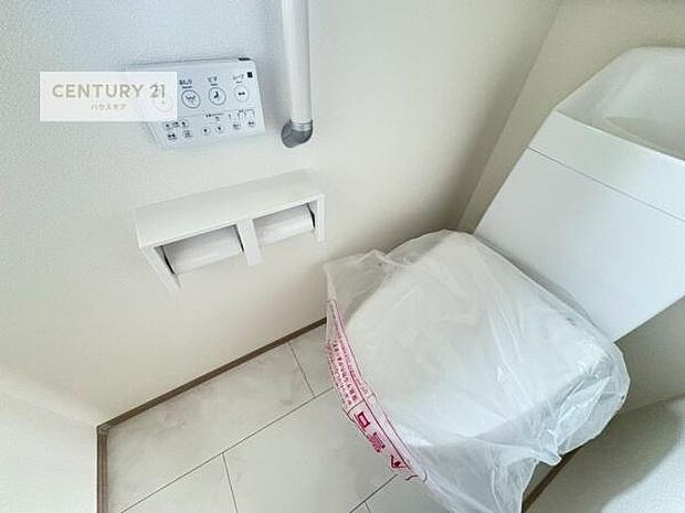 1・2階にトイレがございます!朝の忙しい時間帯も待たずにすみそうですね。白を基調とした清潔感のあるトイレでお手入れがしやすいです!