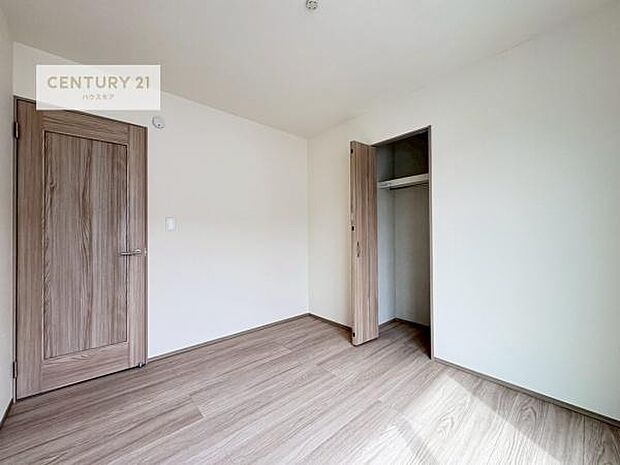 全居室に収納を完備しており、衣類や日用品、季節物の荷物などもすっきりと整理することができます。お部屋の空間を広く使うことができ、いつでも快適で整った住まいを保てるのが嬉しいポイントです。