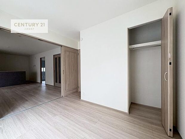 洋室は子供部屋や寝室、色々と用途多彩に利用できますね。収納力もたっぷりなので、広々気持ちよく過ごすことができます。