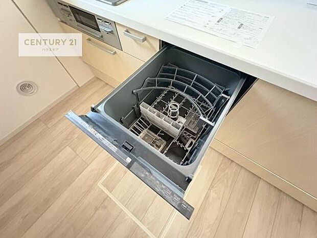 食洗機付きのキッチンです!忙しい時や手荒れ防止として大変活躍する便利な仕様です!ビルトインなのでキッチンの場所を取らず調理スペースを広く使うことが出来ます!