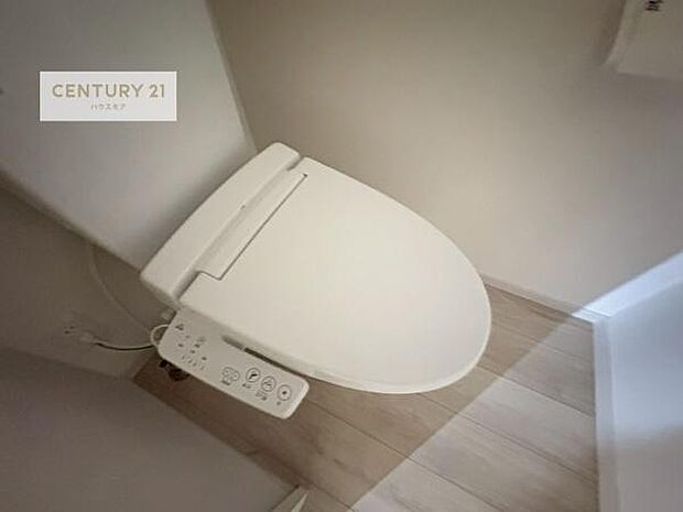 1・2階にトイレがございます!朝の忙しい時間帯も待たずにすみそうですね。白を基調とした清潔感のあるトイレでお手入れがしやすいです!