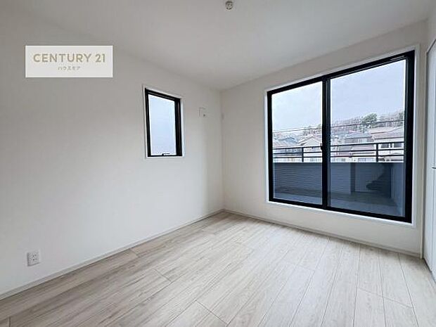 2面採光を確保した明るい室内は、風通しも良く、明るく大変居心地の良い空間となっております。リラックスして過ごせる心地の良いお部屋です!