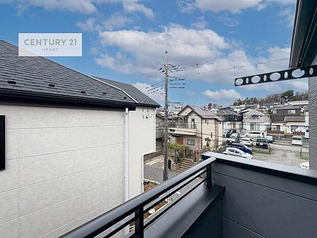 眺望良好なバルコニー。お天気のいい日にはバルコニーへでてリフレッシュするのもいいですね!