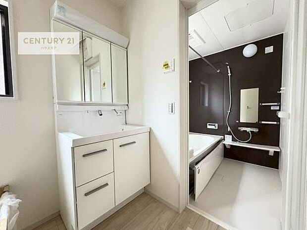 三面鏡仕様の洗面所は、身だしなみがしやすい造り!裏は収納になっています。ドライヤーやお化粧道具を片付けられるので洗面台周りをスッキリと見せることが出来ます!