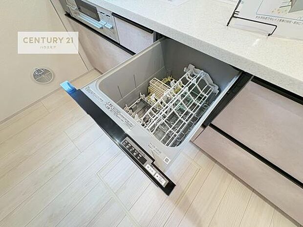 食洗機付きのキッチンです!忙しい時や手荒れ防止として大変活躍する便利な仕様です!ビルトインなのでキッチンの場所を取らず調理スペースを広く使うことが出来ます!