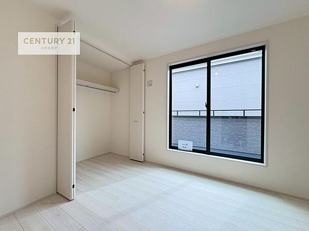 バルコニーに面している洋室です。明るく温もりがあり、換気もしっかりできます!朝起きて、外に出て背伸びをしつつ深呼吸をし良い朝を迎え入れることができます。