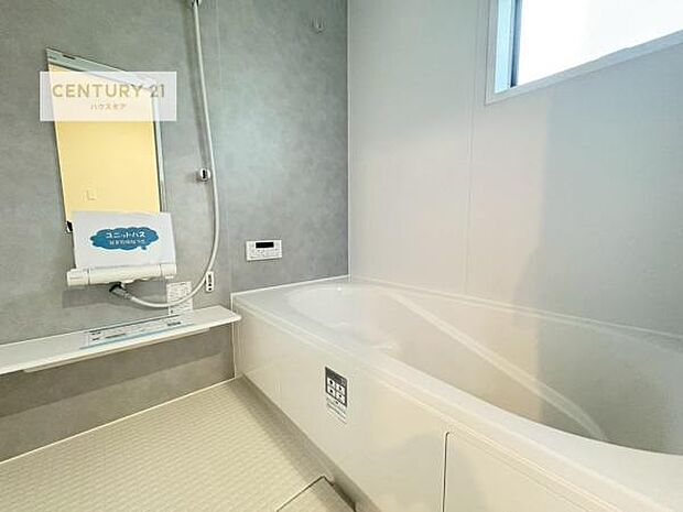 落ち着きある大人の雰囲気のバスルームは、味が出ていてバスタイムが充実!お仕事頑張っているご褒美にお好みの香りの入浴剤を入れて、楽しんでみてはいかがでしょうか?