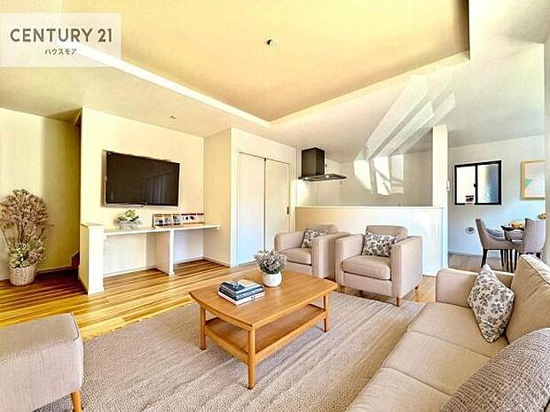 家具はCGパースです。心地良いリビングは家族が自然と集まります。家族団欒の時間が増えそうです。ご家族と、より一層充実した時間を過ごせそうですね。