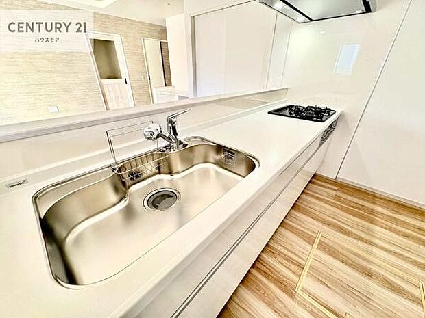 大人気の対面式システムキッチンを採用しています!ご家族のコミュニケーションが自然と増える設計です。お子様にも目が届くので嬉しいですね。広々使えて快適に作業が進みます。