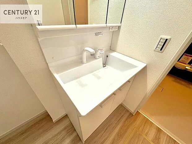 深い洗面台ボウルは、水が跳ねにくいのでお手入れが楽々!清潔感が保てます!キレイな洗面所で自分磨きのモチベーションが上がりますね!