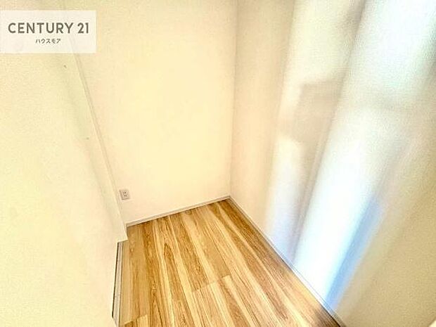 シェアクロークを備えた住まいは、収納力と快適さを兼ね備えた贅沢な空間設計。衣類やバッグ、季節物までひとまとめにでき、日々の整理整頓がぐっとスマートに!