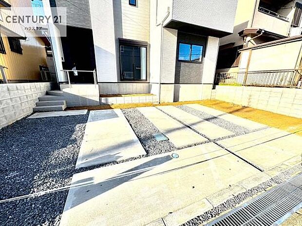 駐車スペースは2台分あります!セカンドカーはもちろん、バイクや自転車なども置き場所に困りません。