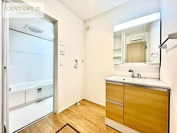 【現地販売会開催中】三面鏡仕様の洗面所は、身だしなみがしやすい造り!裏は収納になっています。ドライヤーやお化粧道具を片付けられるので洗面台周りをスッキリと見せることが出来ます!