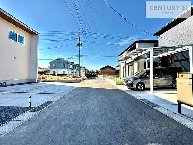 【現地販売会開催中】前面道路5m!陽当り良好な立地です。車庫入れが苦手な方も安心ですね。