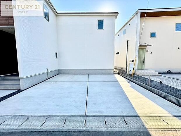 【現地販売会開催中】駐車スペースは2台分あります!セカンドカーはもちろん、バイクや自転車なども置き場所に困りません。