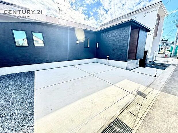 【現地販売会開催中】駐車スペースは2台分あります!セカンドカーはもちろん、バイクや自転車なども置き場所に困りません。