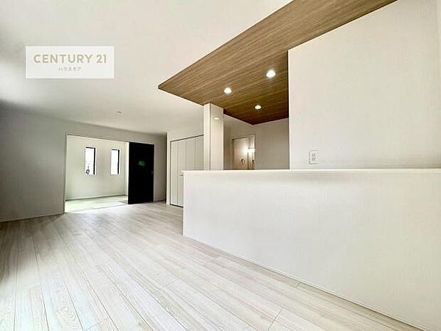 広々ダイニングスペース!ゆったりお食事。笑い声響く楽しい時間が過ごせます。日々の疲れも癒されます!