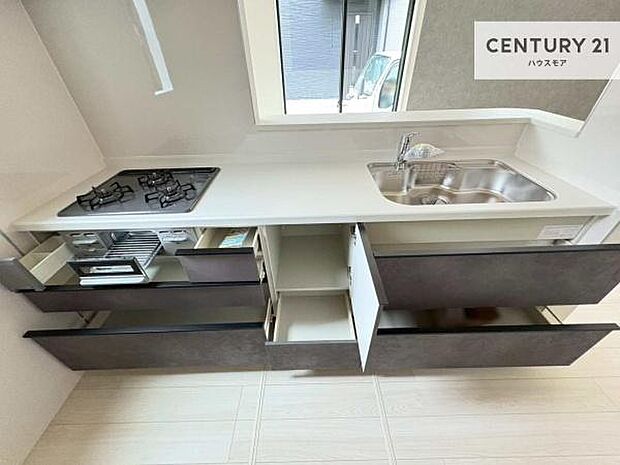 収納スペースが豊富で、調理スペースがスッキリと片付きひろ~く活用できます!快適に作業ができます!毎日の料理が捗ります!