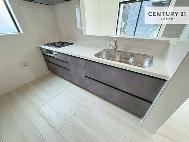 大人気の対面式システムキッチンを採用しています!ご家族のコミュニケーションが自然と増える設計です。お子様にも目が届くので嬉しいですね!広々使えて快適で作業が進みます。