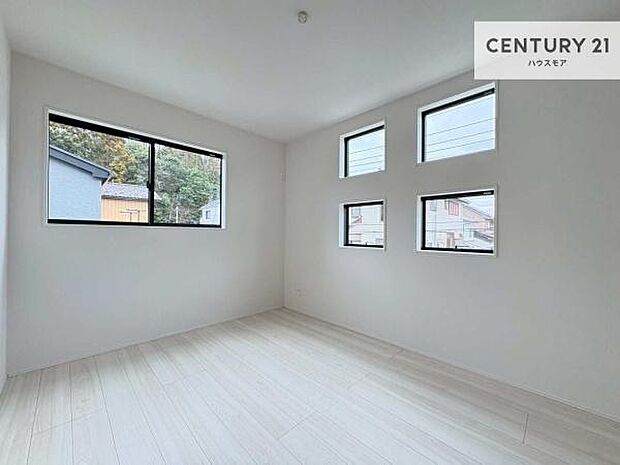 2面採光の洋室は、やわらかな光と心地よい風を取り込む明るい空間。掃き出し窓がないため安全性にも配慮されており、小さなお子様のお部屋としても安心してお使いいただけます。