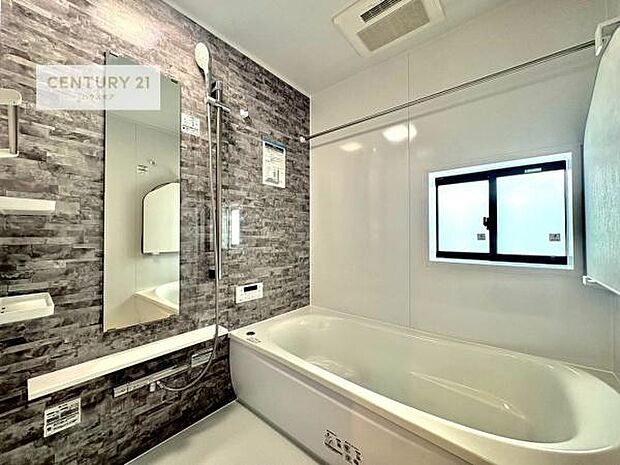 広々バスで一日の疲れをリフレッシュ。足が伸ばせるので、浴槽にもゆったりと浸かれますね!毎日のバスタイムが楽しみになります。