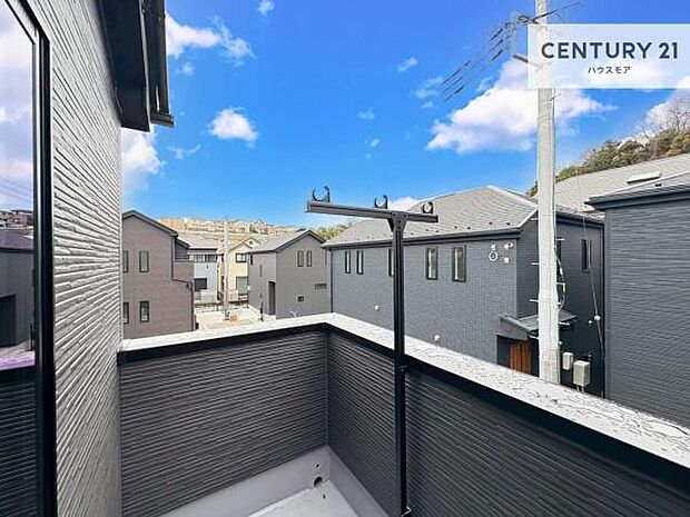 陽当たりの良いバルコニーで、お洗濯物もよく乾きそうですね!お天気の良い日にはバルコニーへ出てリフレッシュするのも気持ちよさそうです。