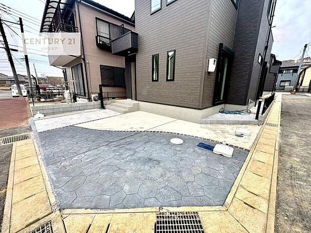 駐車スペースは2台分あります!セカンドカーはもちろん、バイクや自転車なども置き場所に困りません。