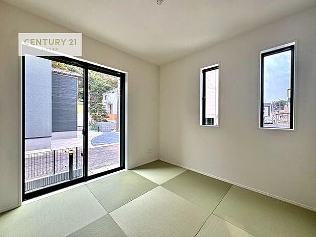 タタミの香りが安らぎを与える、リラックス空間。窓も大きく開放感のある和室となっております。日本人の心感じる「和」の空間。