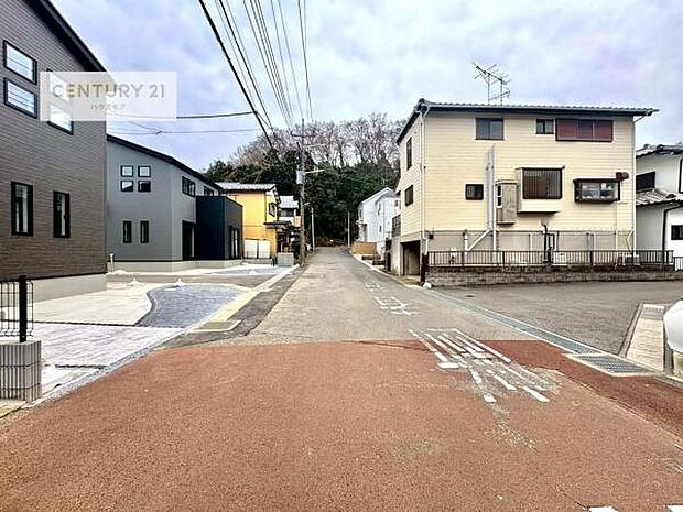 前面道路は6.55m!陽当り良好な立地です。車庫入れが苦手な方も安心ですね。